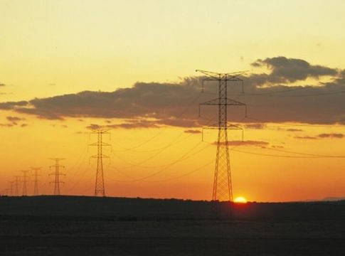 El precio de la luz baja casi un 20% y registra su nivel más bajo en enero El precio de la luz baja casi un 20% y registra su nivel más bajo en enero