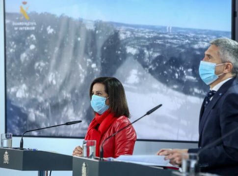 Interior cesa a un oficial de la Guardia Civil por vacunarse junto a otros cargos militares Interior cesa a un oficial de la Guardia Civil por vacunarse junto a otros cargos militares