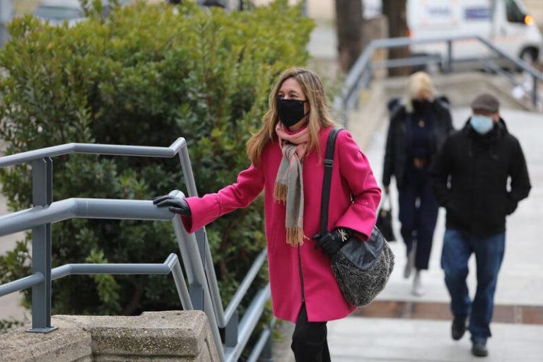 La funcionaria que modificó las notas de Cifuentes declara que estaba autorizada