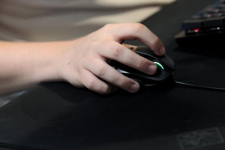 Los jóvenes sacan peores notas cuando juegan a videojuegos entre semana