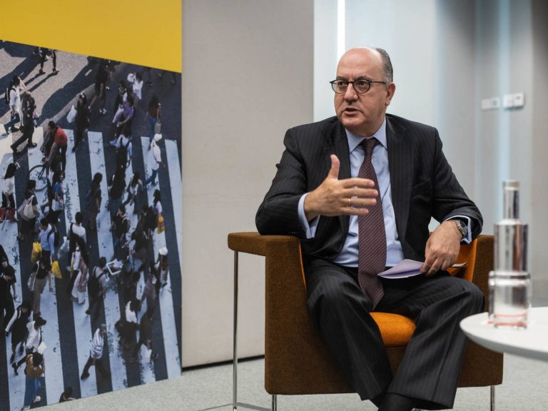 AEB y sindicatos firman el nuevo convenio de banca