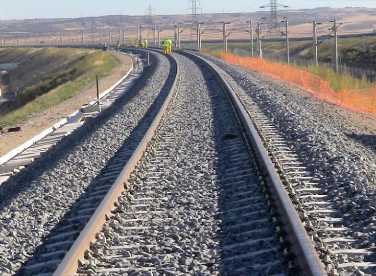Adif licita la renovación de traviesas en la línea entre Madrid y Sevilla