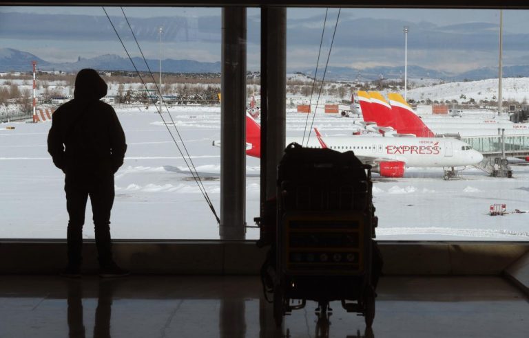 El aeropuerto de Madrid-Barajas recupera lentamente la normalidad