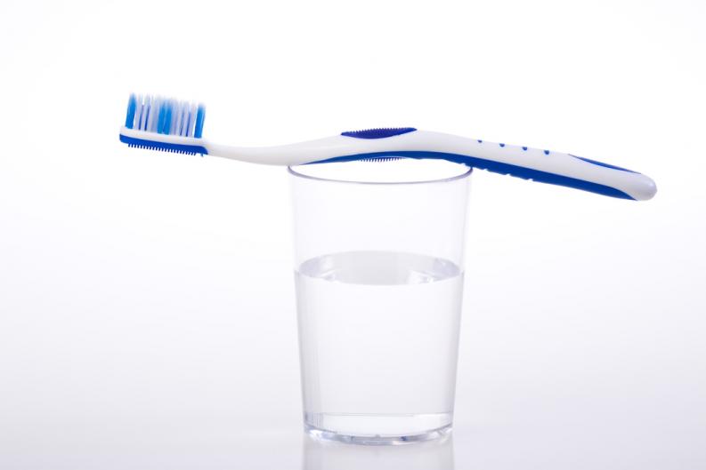 Cómo saber si tu cepillo de dientes está desinfectado 5 Agua oxigenada para limpiar cepillo de dientes