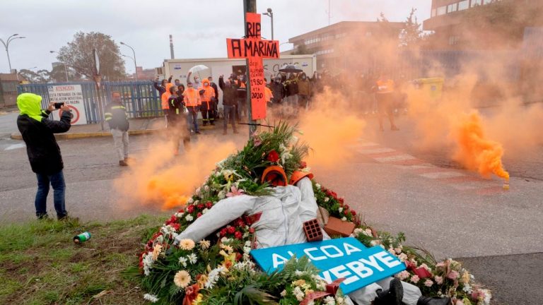 Continúa la huelga indefinida en Alcoa Cervo tras la reunión sin acuerdo con la dirección