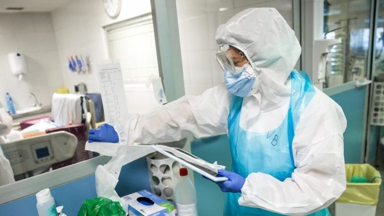 Andalucía se acerca al pico de marzo con 2.473 hospitalizados y 372 en UCI