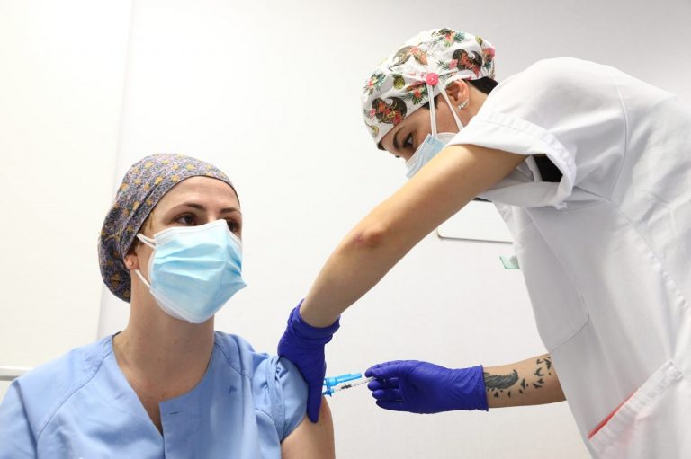 Aragón prevé inmunizar esta semana a más de 15.800 personas contra la COVID-19