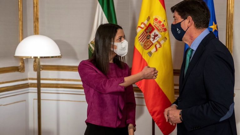 Arrimadas exige a López Miras que cese a su consejero de Salud por vacunarse