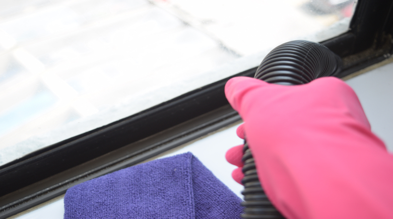 Cómo limpiar los cristales para que no quede ni una mancha 2 Aspira el polvo acumulado