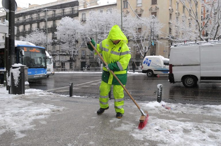 Madrid ha esparcido más de 1.700 toneladas de sal y 286.000 litros de salmuera contra nevadas