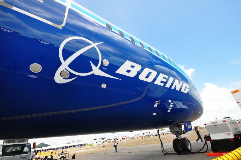 Boeing se compromete a producir aviones que operen combustibles 100% sostenibles
