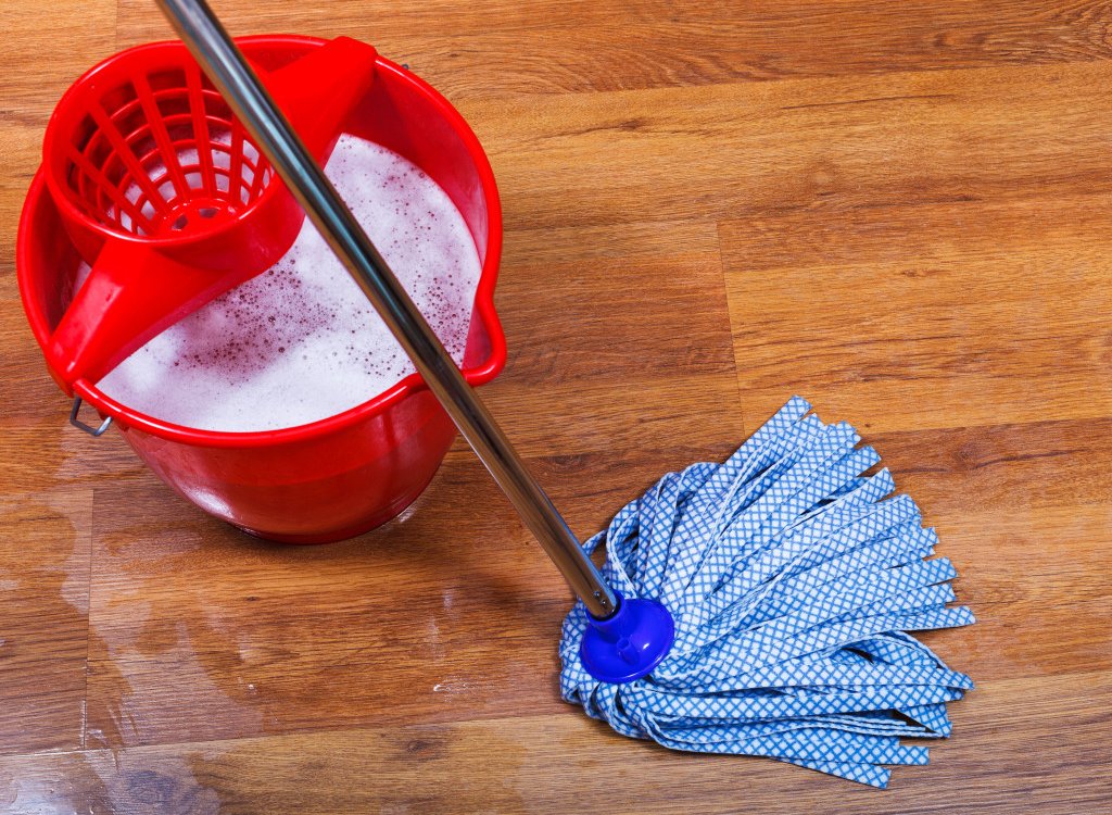 Una influencer española viaja a Noruega y no se puede creer cómo son las fregonas 3 Cambiar la fregona regularmente