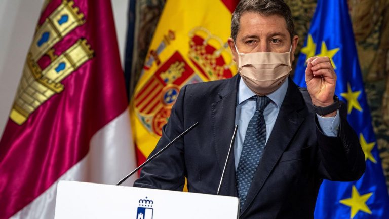 Castilla-La Mancha cierra municipios y bares, y adelanta toque de queda