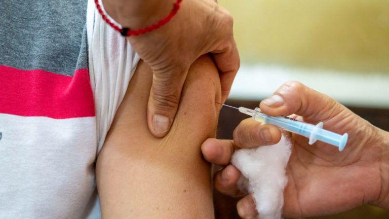 Castilla y León no administrará la segunda dosis a los vacunados incorrectamente hasta que les toque por turno