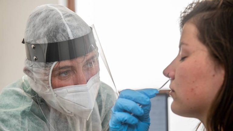 Castilla y León registra 2.477 nuevos casos y 33 fallecidos