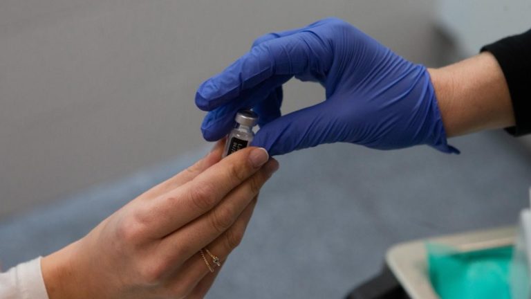 Cataluña agota las reservas estratégicas de vacuna a la espera de más dosis