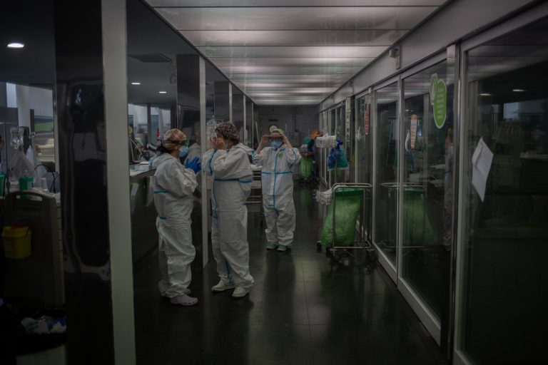 Catalunya trabaja con un posible escenario de hasta 1.300 personas en la UCI