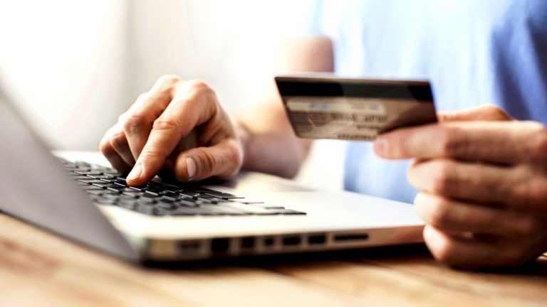 El Covid-19 hundió el comercio electrónico en turismo y lo disparó en supermercados