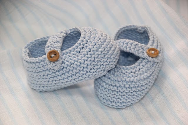 Cómo hacer unos patucos de bebé 2 Comienza tejiendo el área de los tobillos de tus patucos