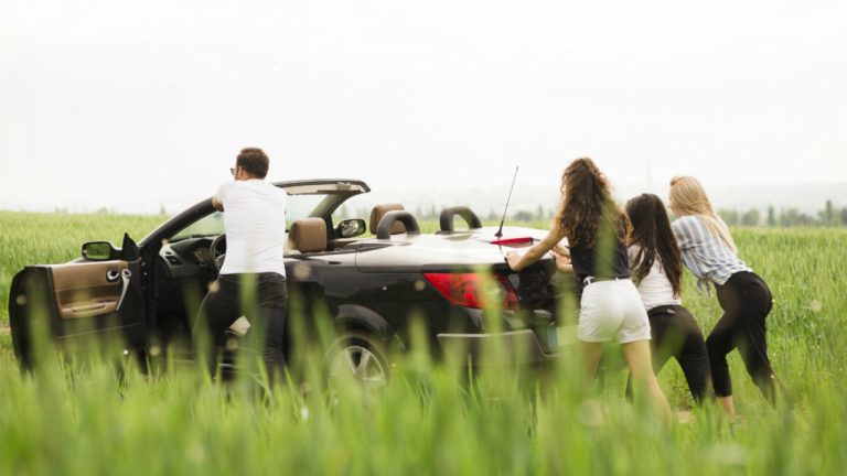 Cómo arrancar un coche si se ha quedado sin batería