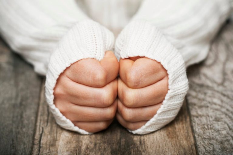 Cómo calentar las manos frías en segundos