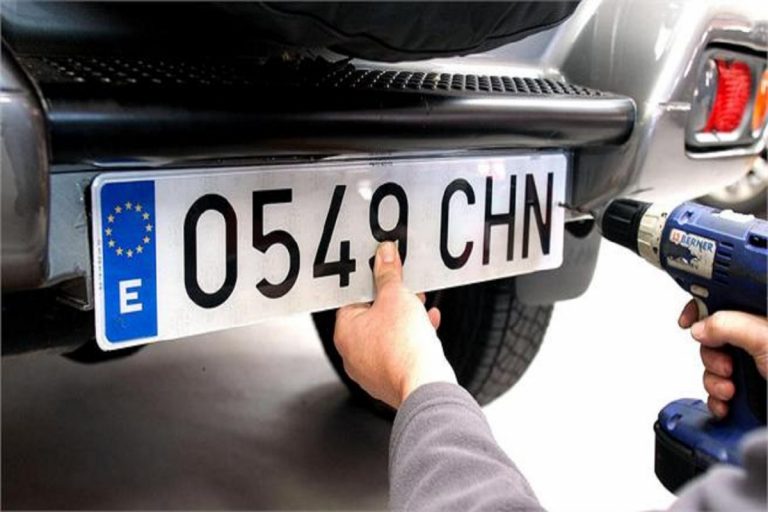 Cómo cambiar la matrícula de un coche