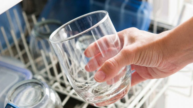 Cómo dejar los vasos limpios de verdad quitándoles la cal y la opacidad