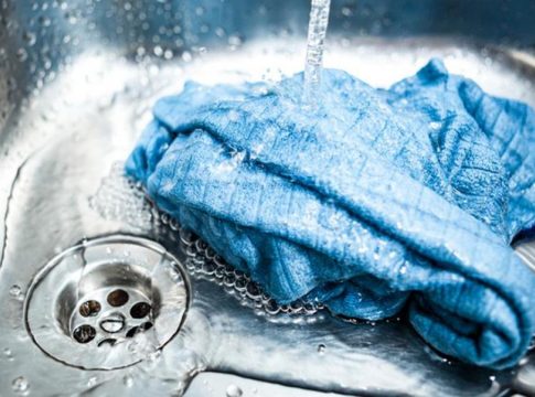 Cómo desinfectar bayetas y estropajos de la cocina Cómo desinfectar bayetas y estropajos de la cocina