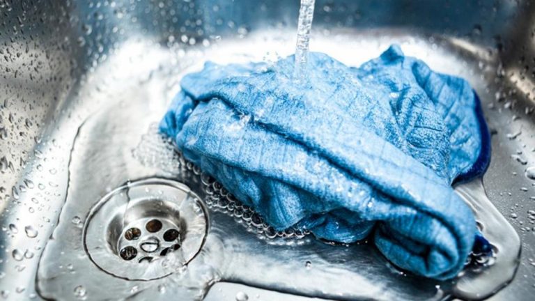 Cómo desinfectar bayetas y estropajos de la cocina