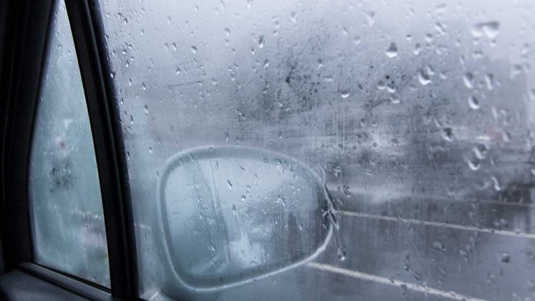 El truco definitivo para que no se empañen los cristales del coche en invierno