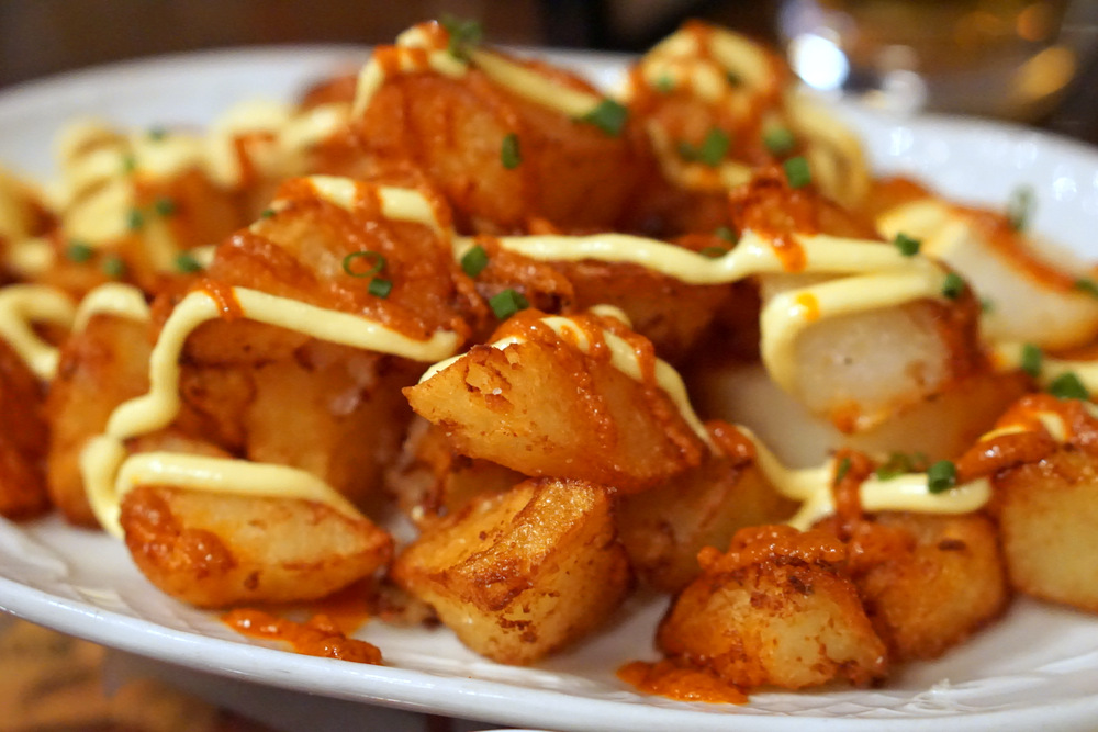 Cómo hacer la auténtica receta madrileña de las patatas bravas