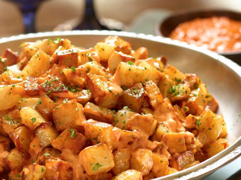 Cómo hacer la auténtica receta madrileña de las patatas bravas