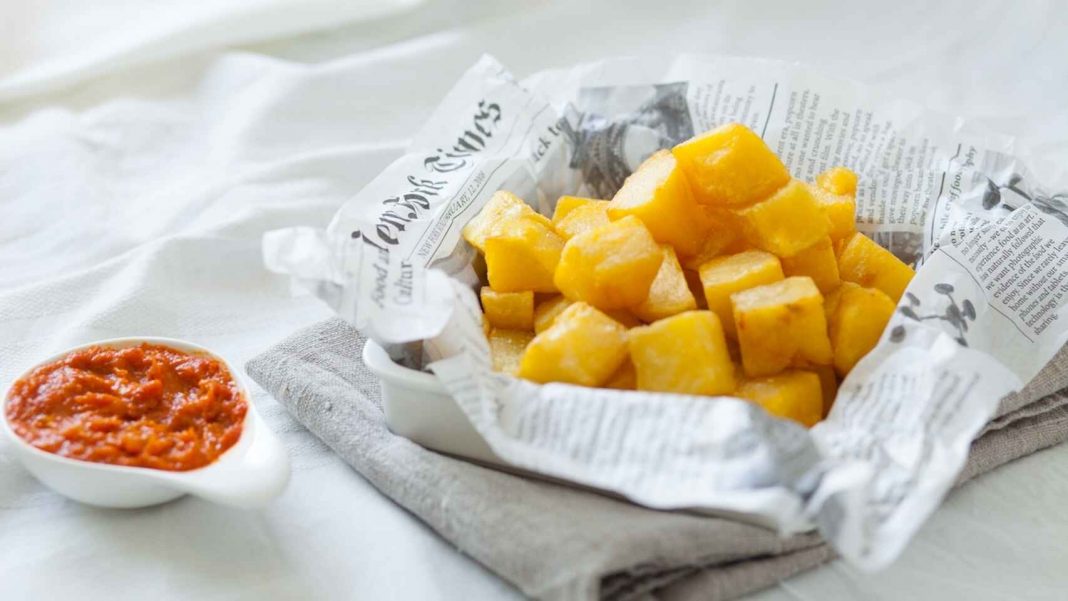 Cómo hacer la salsa de las patatas bravas clásica (sin tomate frito)