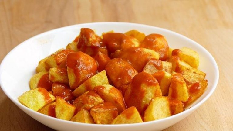 Cómo hacer la salsa de las patatas bravas clásica (sin tomate frito)