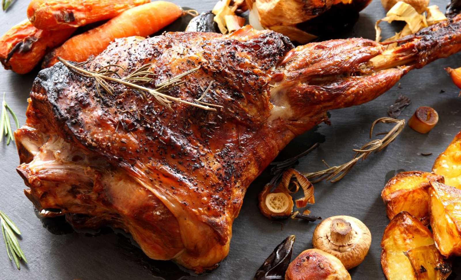 Cómo hacer paletillas de cordero al horno con vino blanco