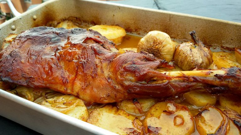 Cómo hacer paletillas de cordero al horno con vino blanco