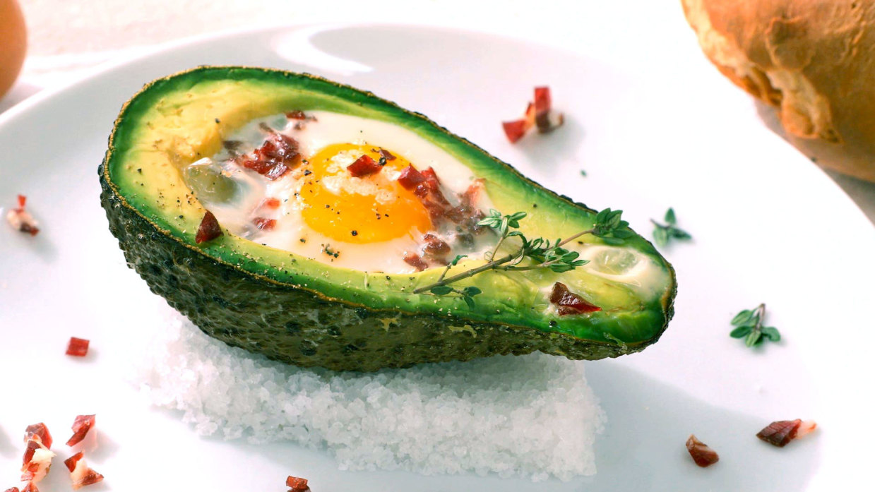 Aguacate relleno de huevo y jamón