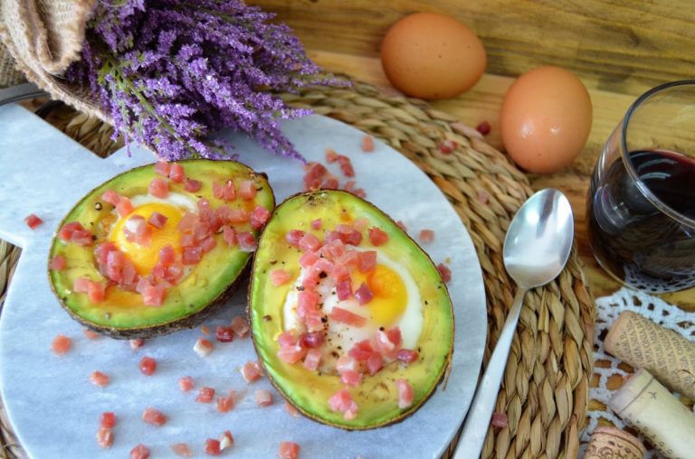 Cómo hacer un aguacate relleno de huevo y jamón