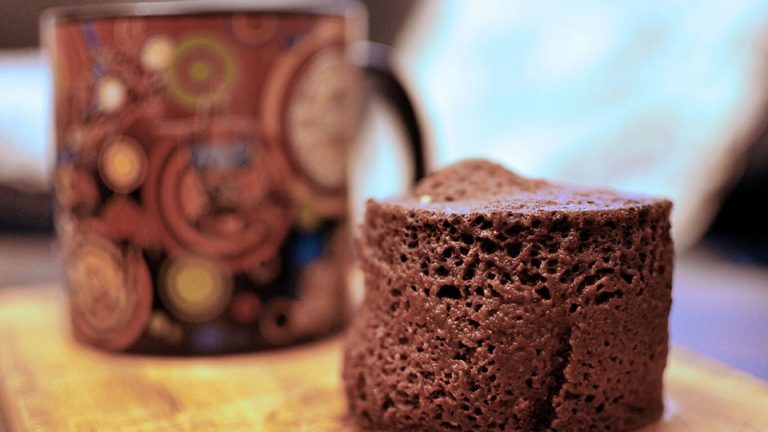 Cómo hacer un bizcocho de chocolate y almendras en el microondas