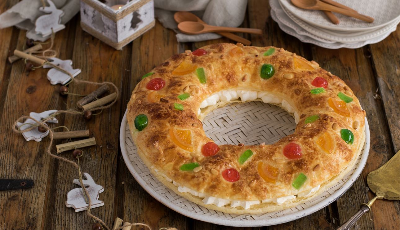 Cómo hacer un roscón de hojaldre, nata y frutas confitadas fácil y rápido
