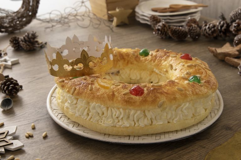 Cómo hacer un roscón de hojaldre, nata y frutas confitadas fácil y rápido