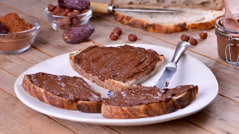 Cómo hacer una crema de cacao y avellanas 'de verdad' para tomarla en tu dieta