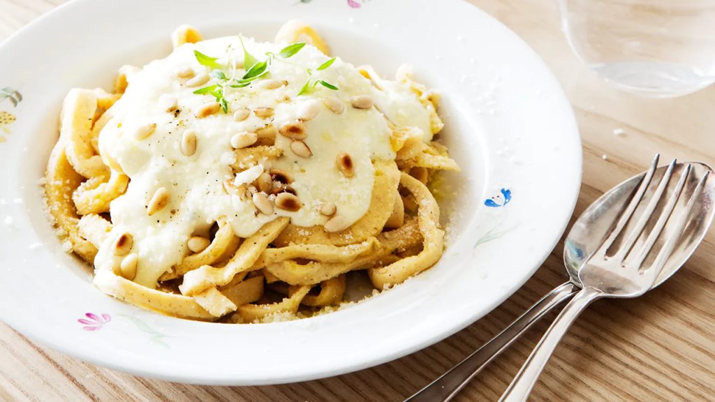 Cómo hacer una espectacular salsa de queso azul para aderezar tu pasta