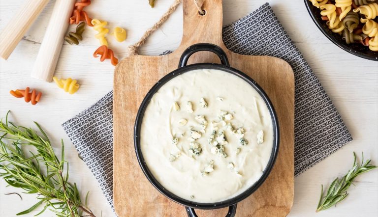 Cómo hacer una espectacular salsa de queso azul para aderezar tu pasta