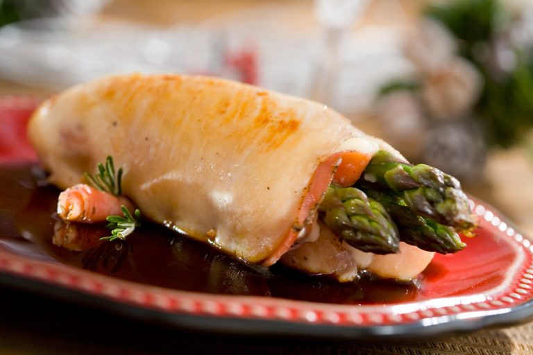 Cómo hacer unos espárragos rellenos de pollo