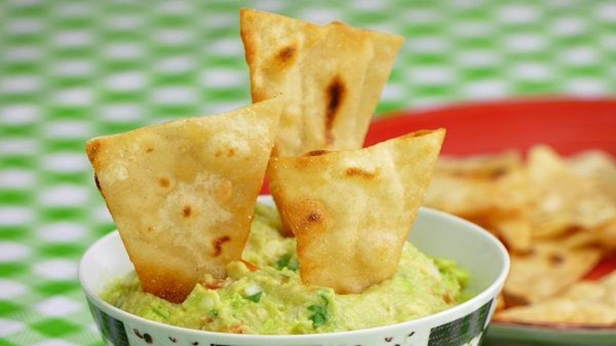 Cómo hacer unos nachos caseros para acompañar tu guacamole