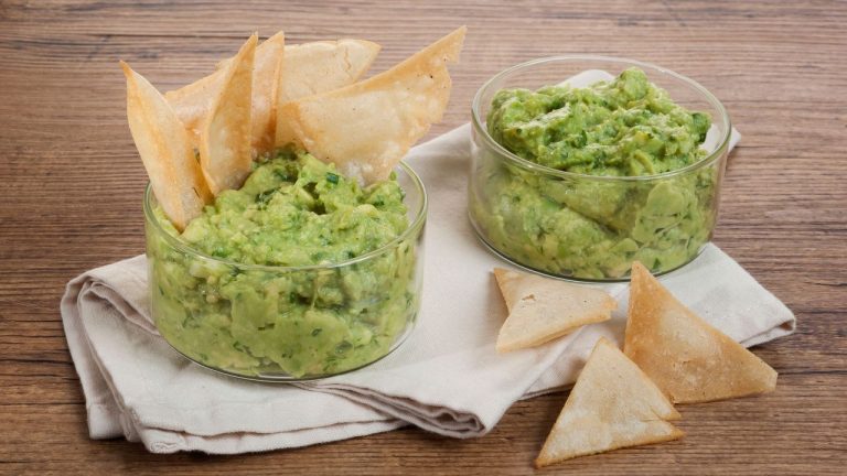 Cómo hacer unos nachos caseros para acompañar tu guacamole