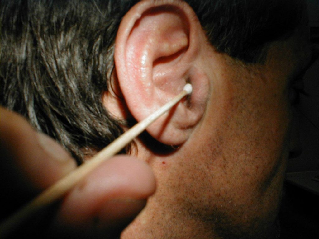 No introducir objetos o sustancias extrañas en los oídos