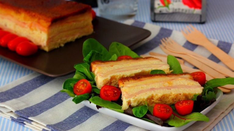 Cómo preparar un pastel de jamón, queso y pan de molde en menos de 10 minutos