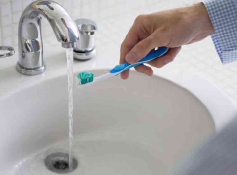 Cómo saber si tu cepillo de dientes está desinfectado Cómo saber si tu cepillo de dientes está desinfectado